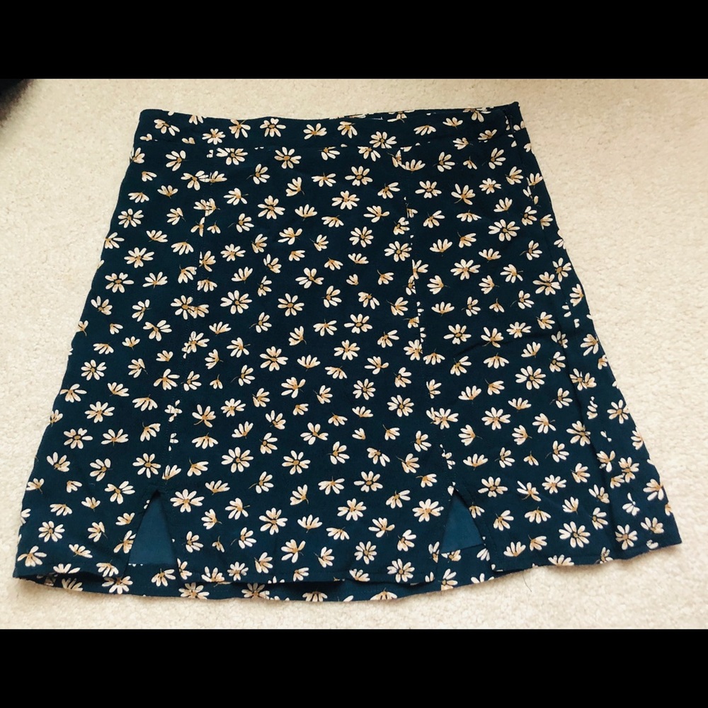 Navy daisy print mini skirt